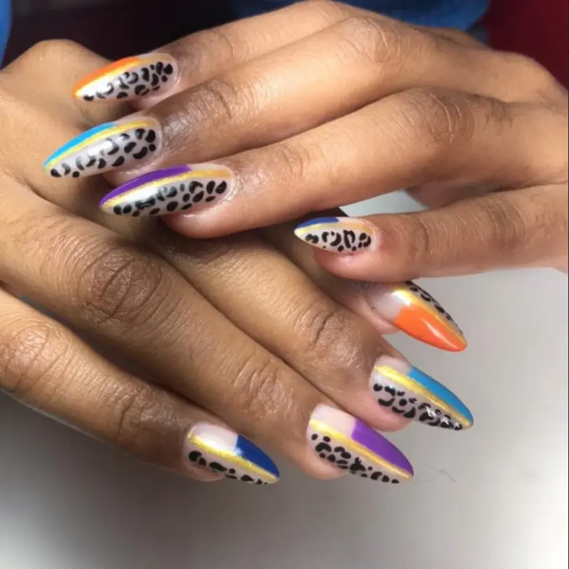 Nail art com estampa animal print e detalhes coloridos