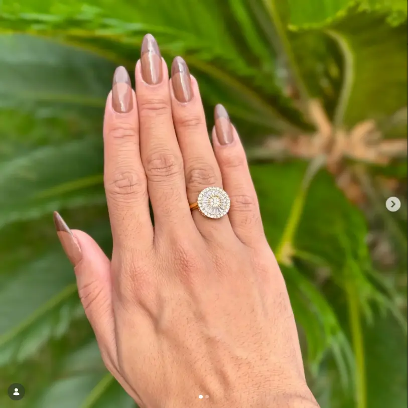 Unhas em tom bronze com acabamento brilhante