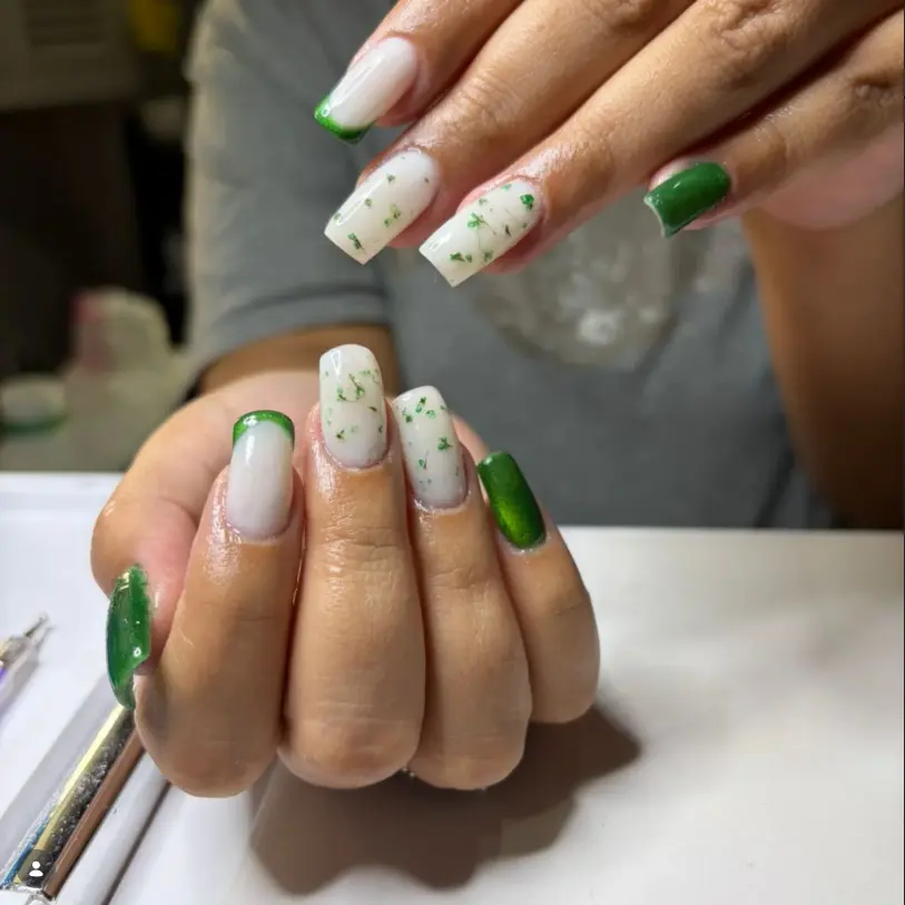 Unhas verdes e brancas com detalhes delicados