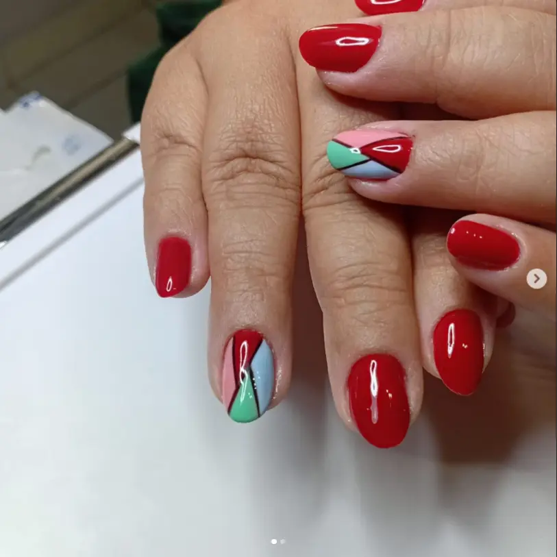 Unhas vermelhas com nail art geométrica